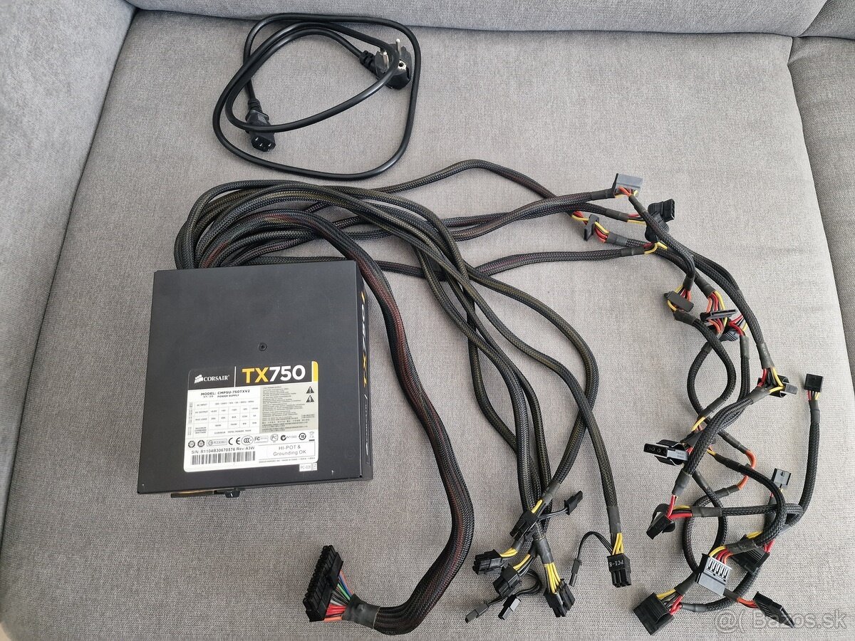 750W PC zdroj Corsair TX750 v2