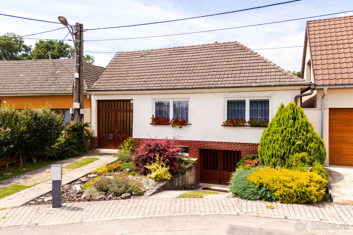 REZERVOVANÉ: Na predaj priestranný dom s veľkým pozemkom v P