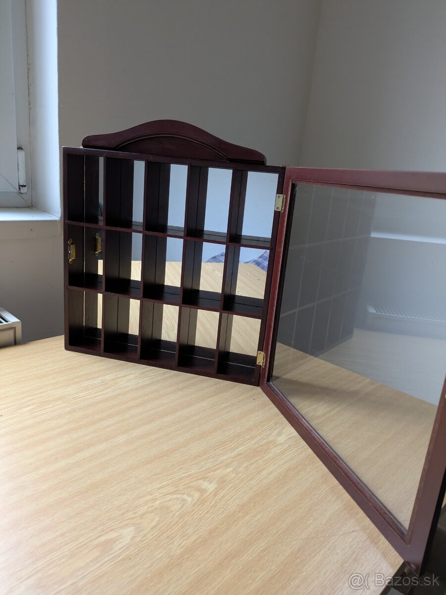 Vitrína so zrkadlom