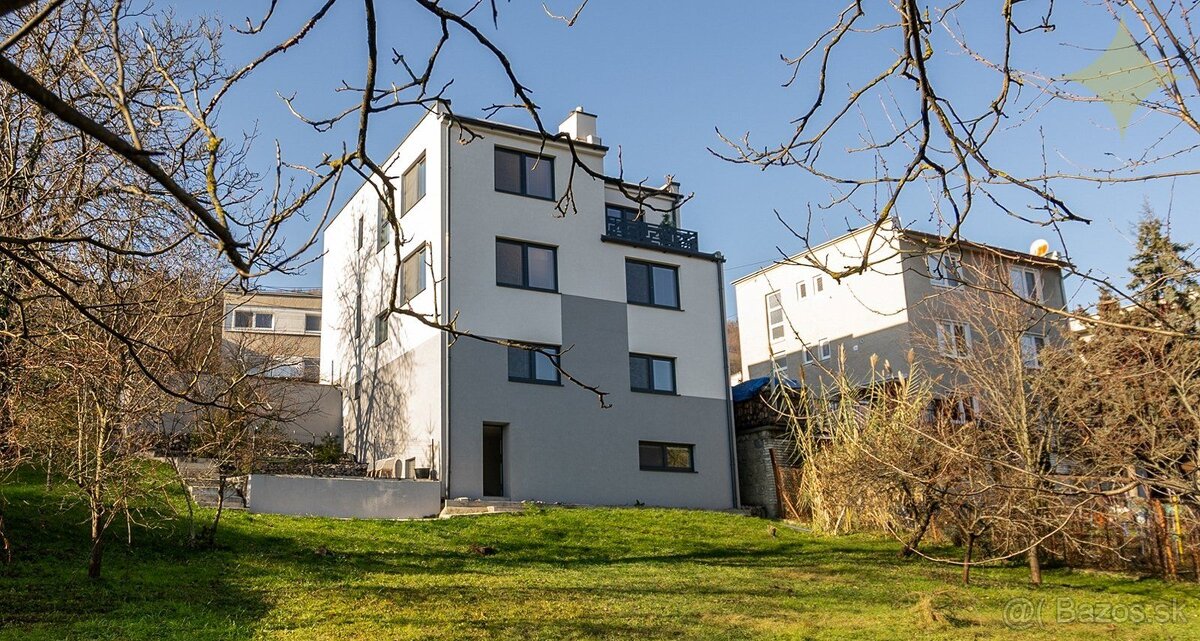 REZERVOVANÉ - Dom kráľovských rozmerov. 7i Nová Baňa.