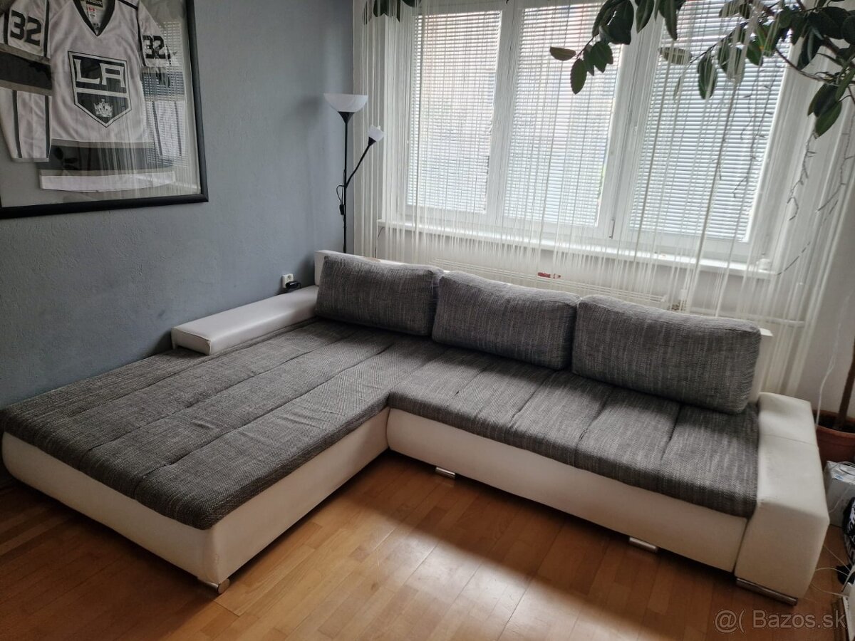 Starší, rozkladací gauč
