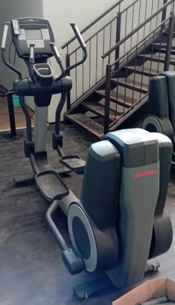 Life Fitness Discover SE 95x - eliptický trenažer