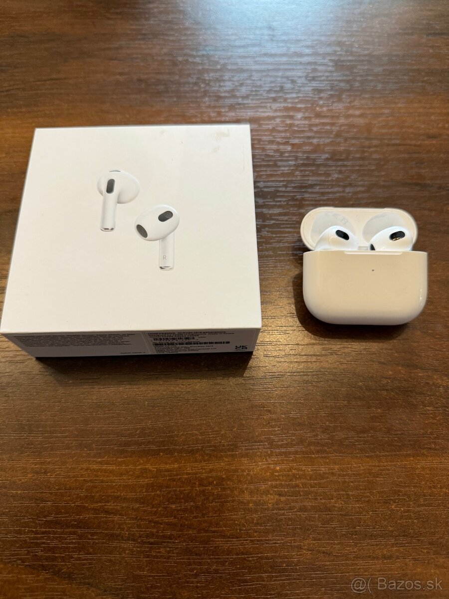 Apple AirPods (3. generácie) s nabíjacím puzdrom Magsafe