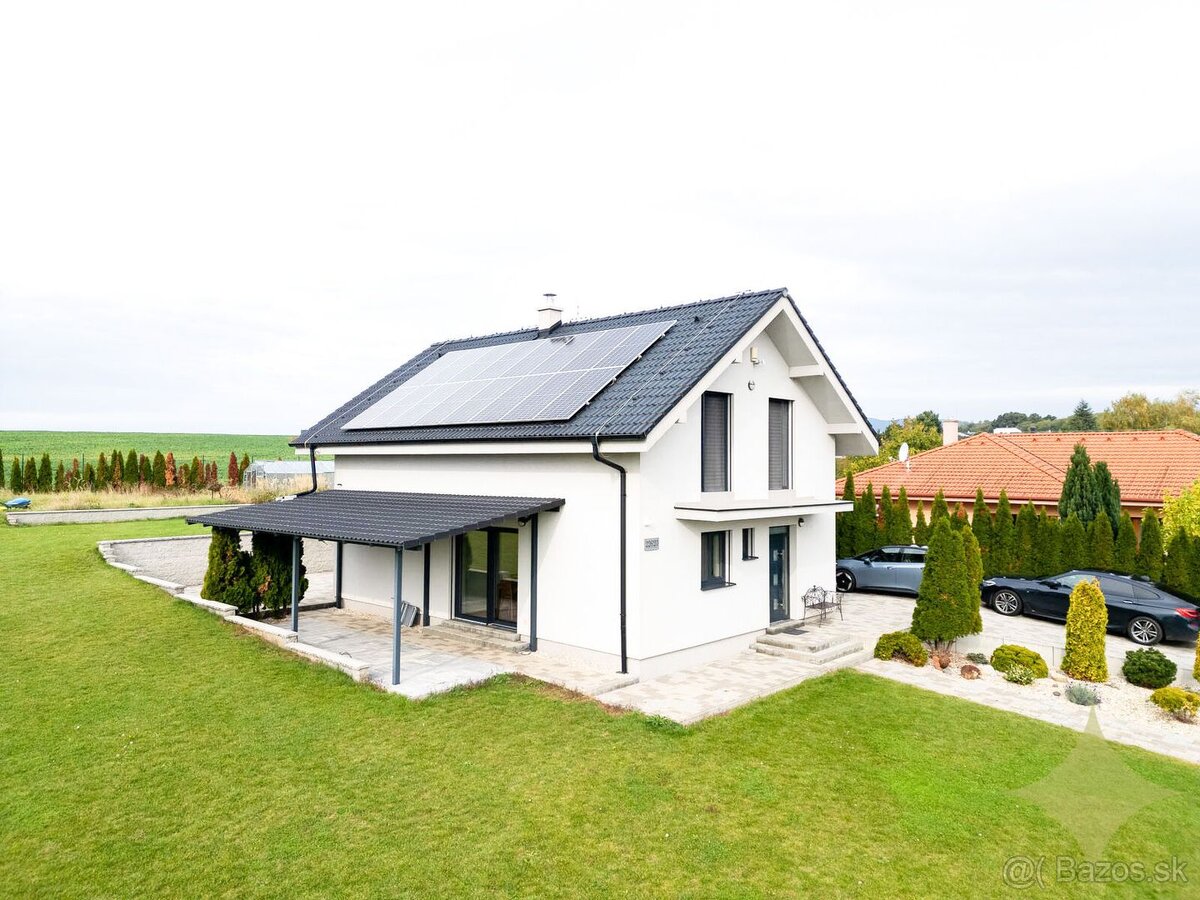 Priestranný dvojpodlažný 6-izbový rodinný dom v Malom Lapáši