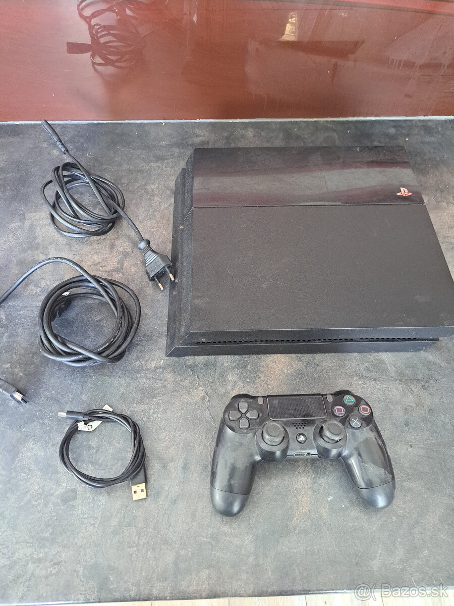 Sony PS4 na súčiastky - nebere CD, joypad vadný