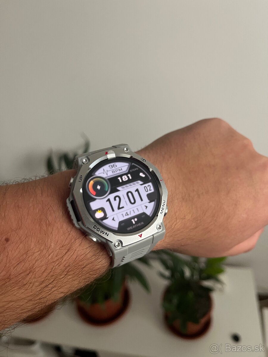 Strieborné smart hodinky s Amoled displejom