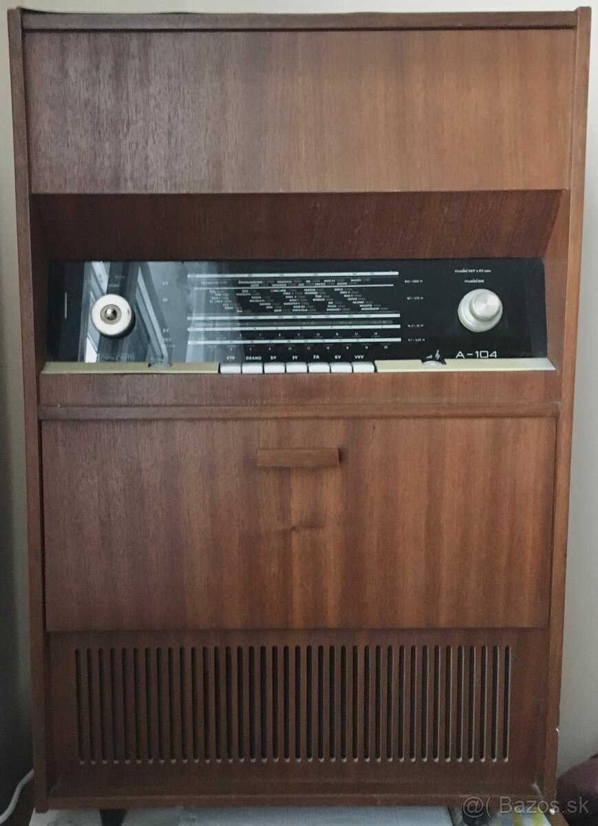 Starožitné rádio s gramofónom