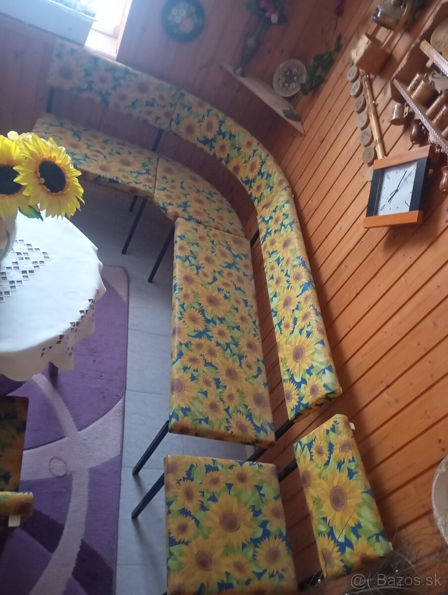 Jedálenská kovová rohová lavica a 2 stolicky