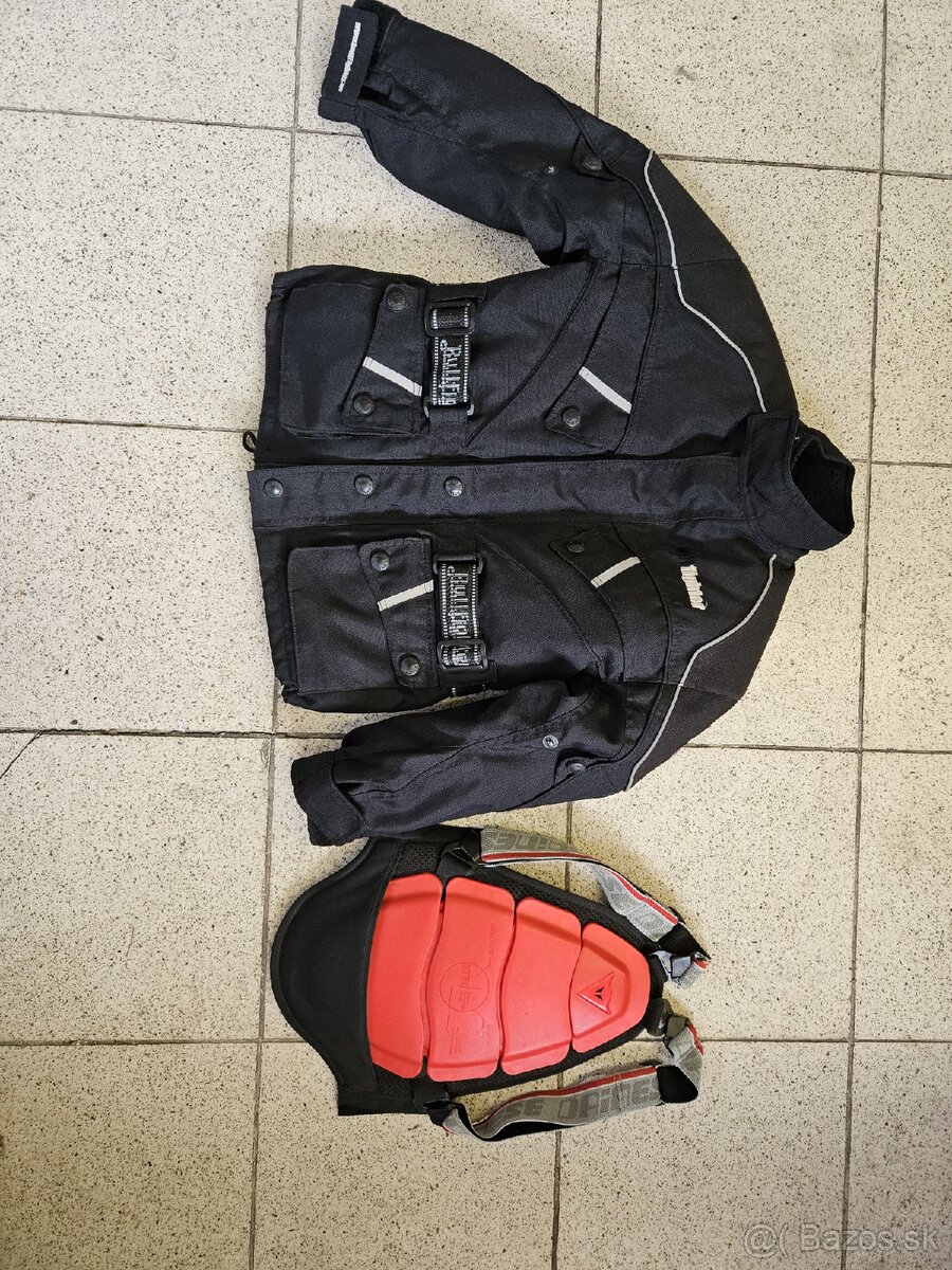 Detska motorkarska bunda a chranic na chrbat