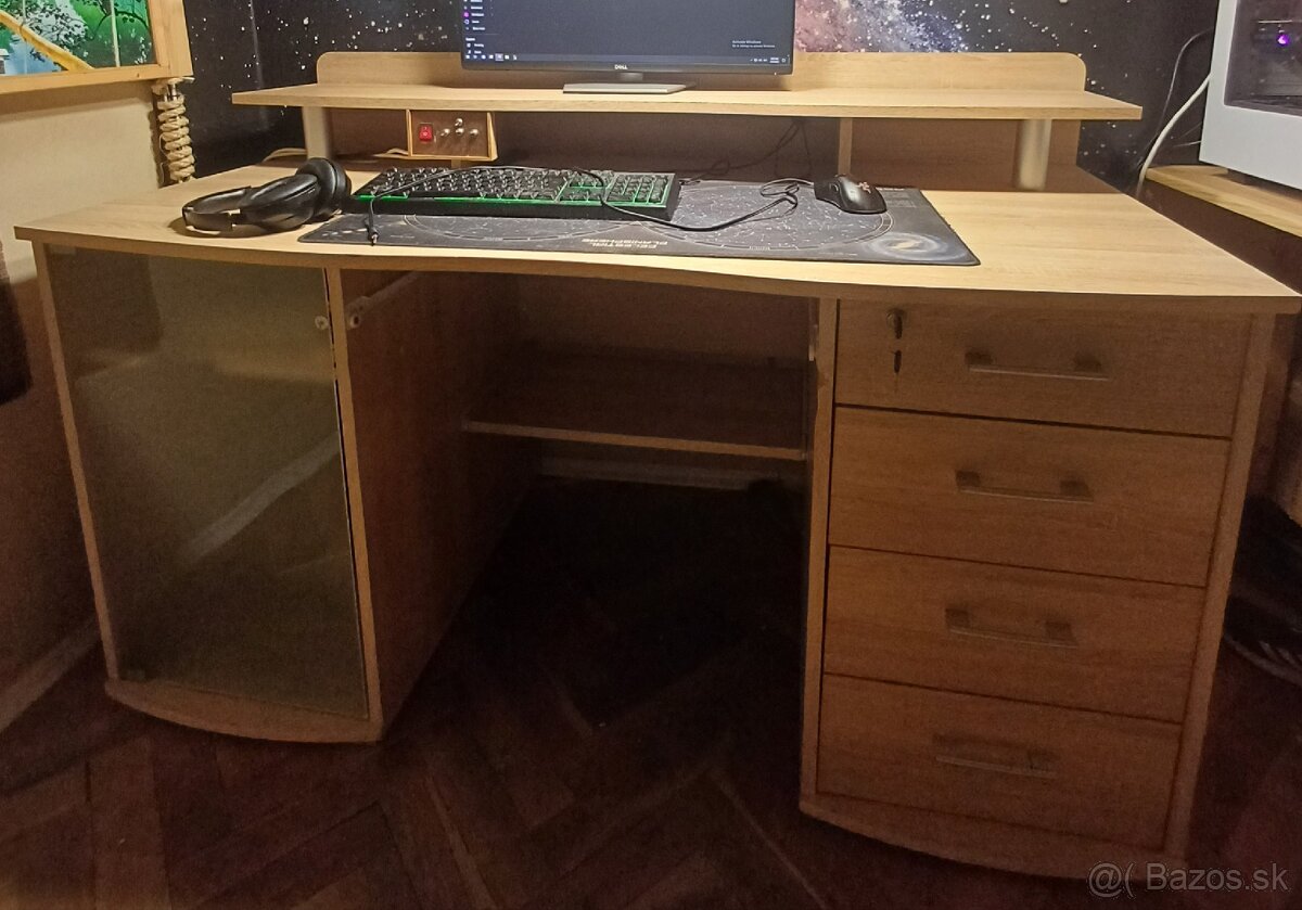 Písací stol zachovalý