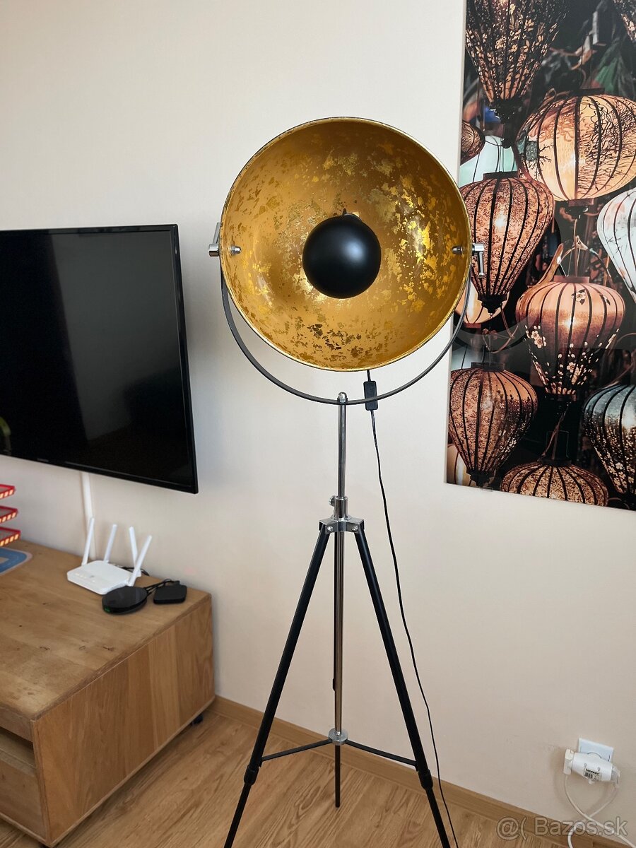Stylova dizajnova stojaca lampa cierno zlata