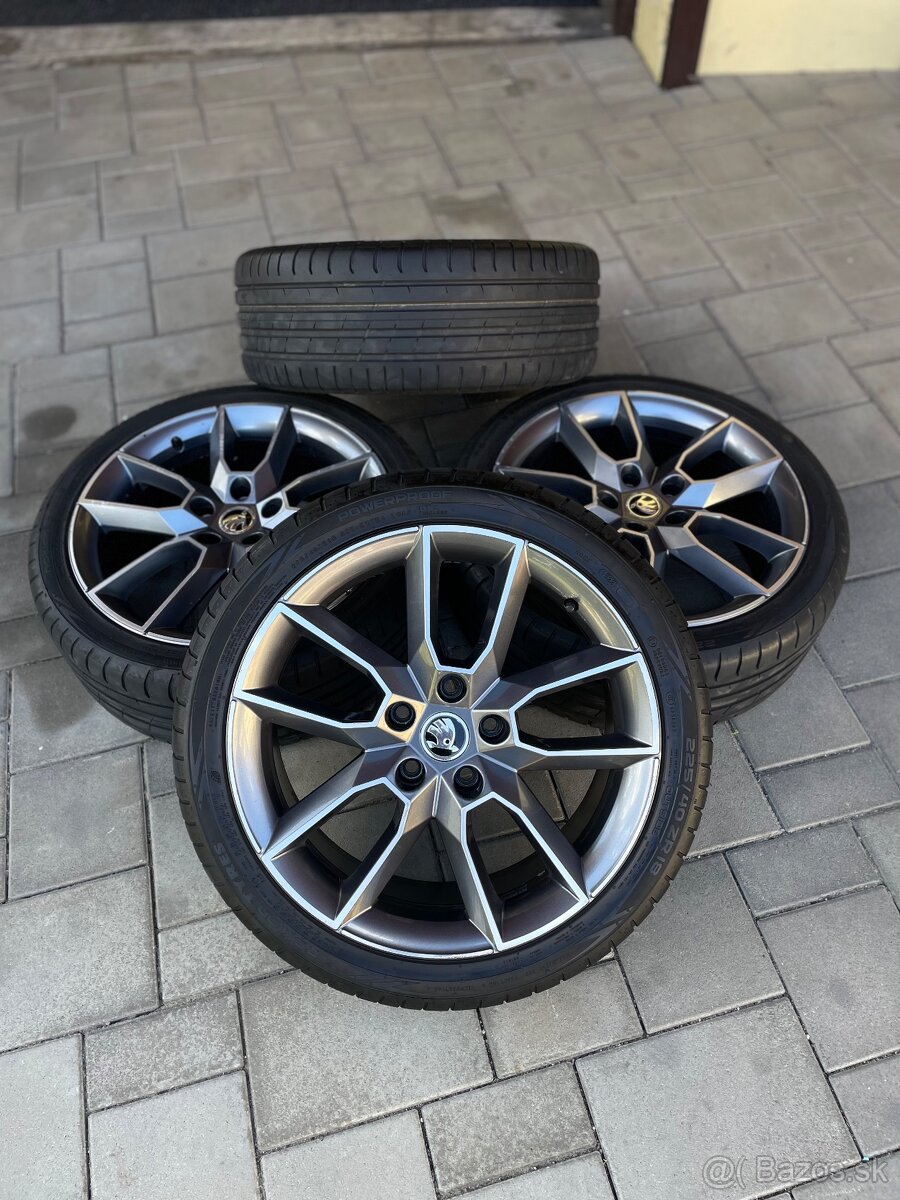 Škoda r18 GEMINI Grau