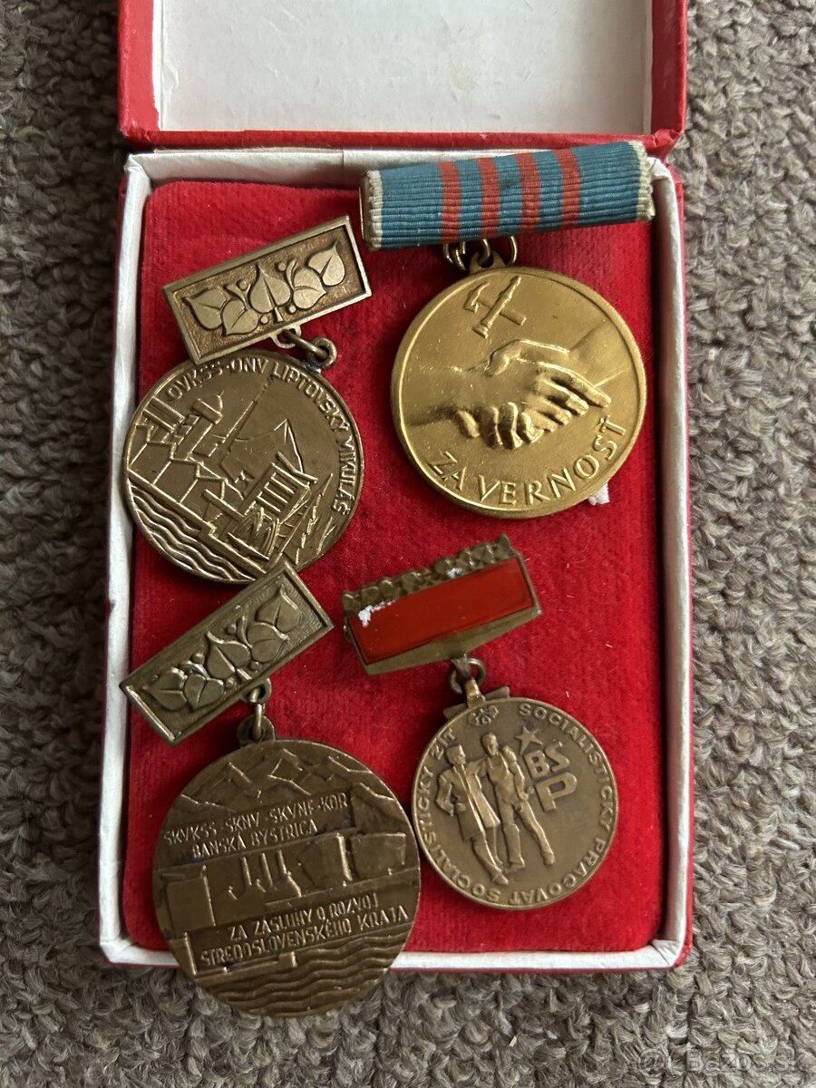 predam rôzne medaile a odznaky