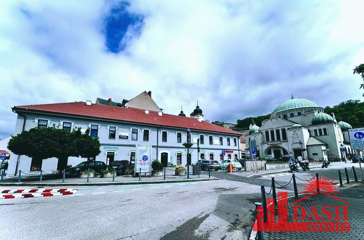 Na prenájom obchodný - komerčný priestor na Štúrovom námest