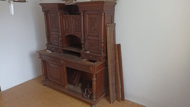 Starožitný príborník