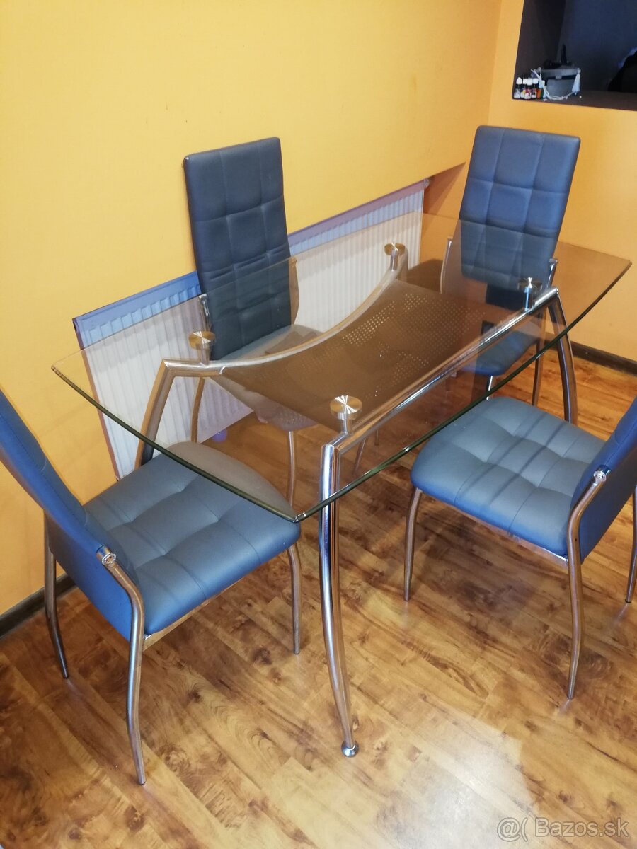Moderný jedálenský set – sklenený stôl + 4 stoličky