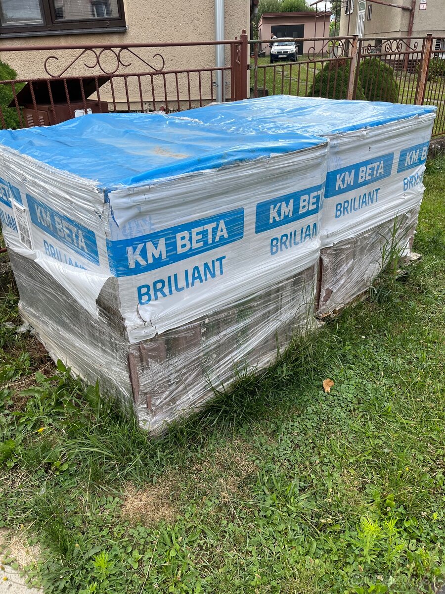 Km beta Briliant hnedá. 50m2. škridla.