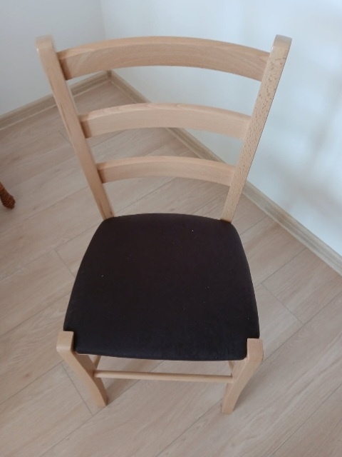 Nové bukové stoličky