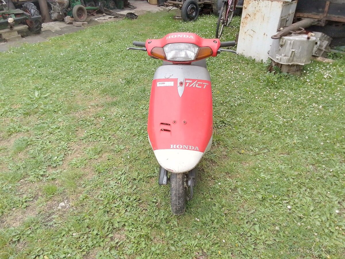 Predám Skúter HONDA 50 TACT 200 e, a Pežot 50 250 e,