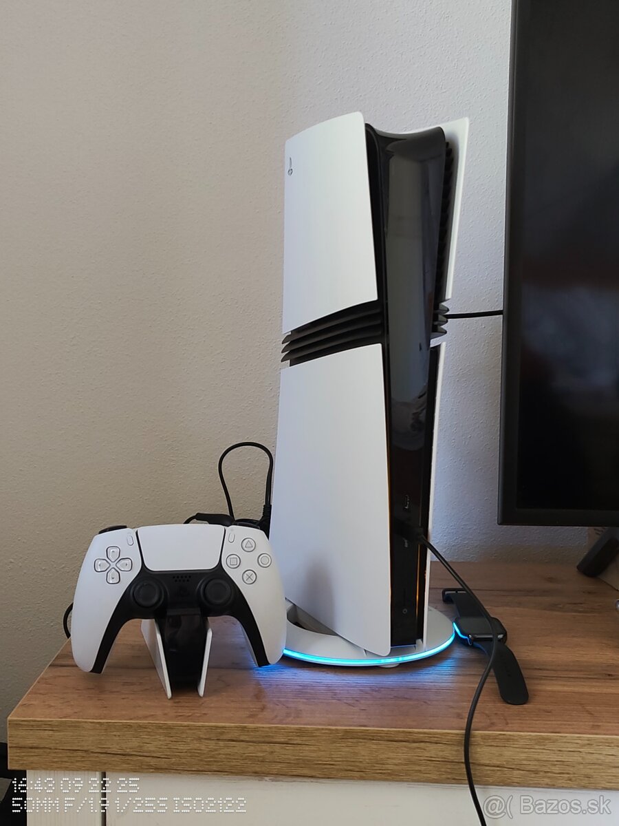 Predám PS5 Pro aj s RGB podstavcom