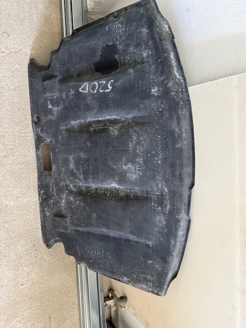 BMW E60 E61 kryt motor