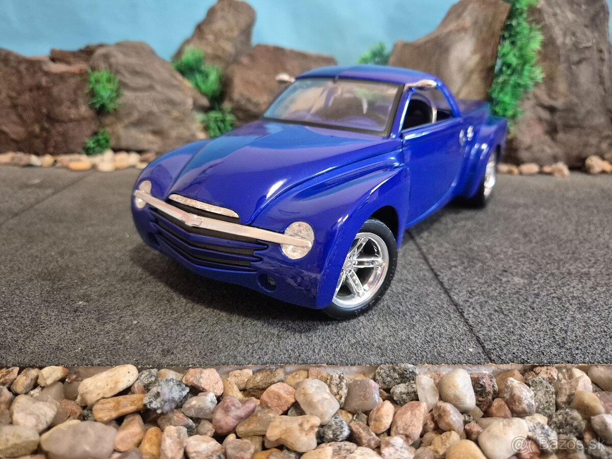 Prodam model 1:18 chevrolet SSR
