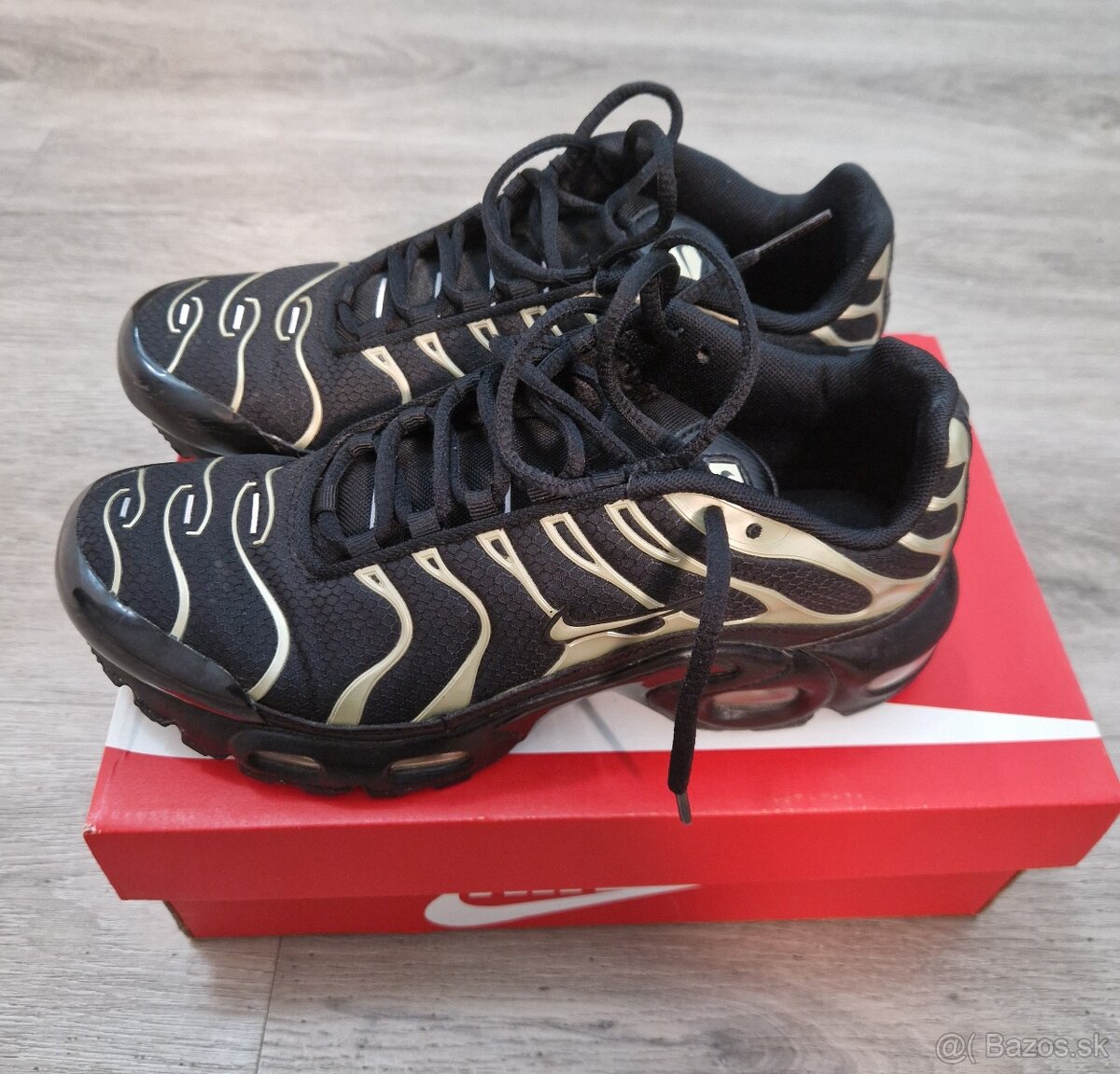 Nike AIR MAX PLUS Tn black/ gold vel.38,5