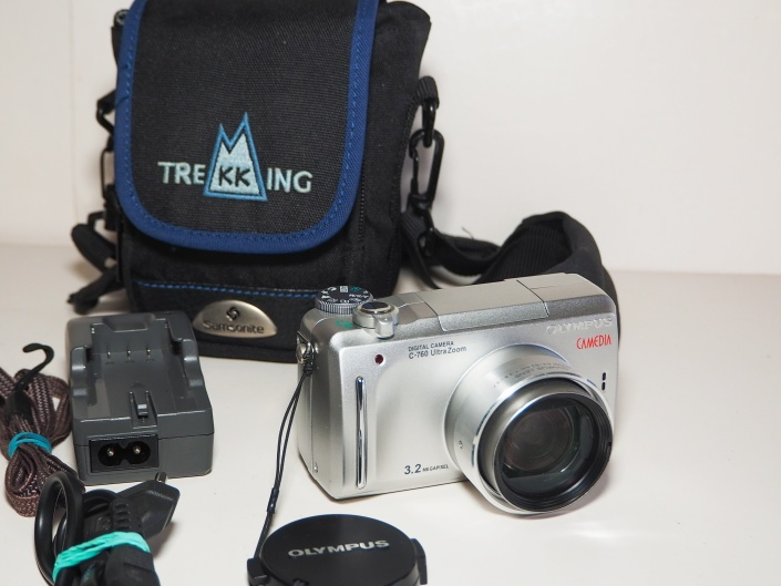 Olympus C-760 s príslušenstvom.