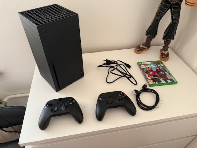 Xbox series x + 1hra(NHL 2023 na Xbox Series X) + 2x ovládač