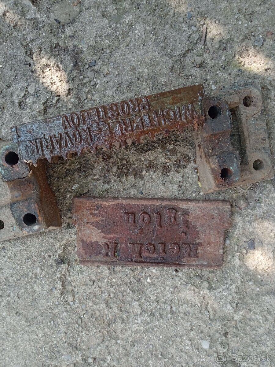 Staré liatinové nápisy odliatky