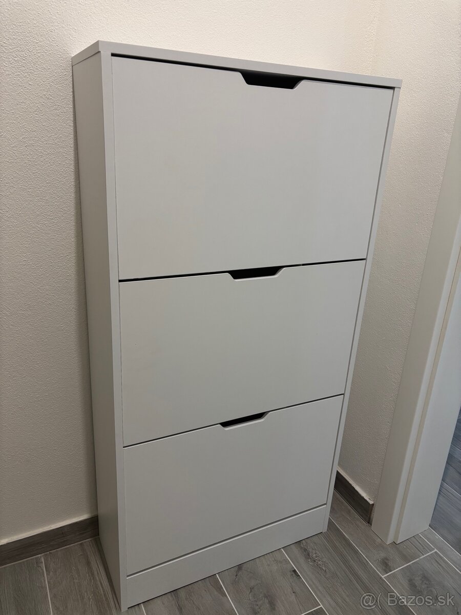 Skrinka na topánky (botník)