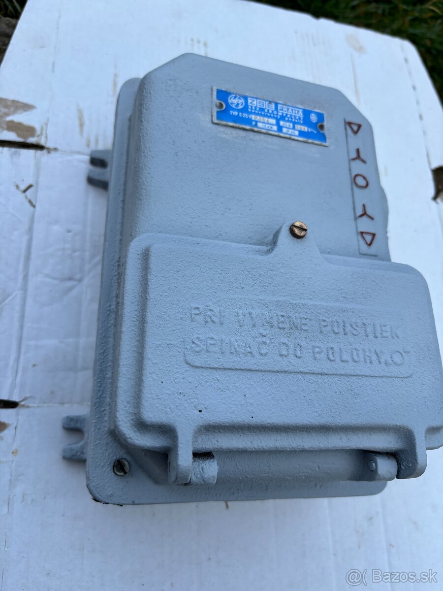 REVERZAČNÝ PREPÍNAČ Y/D