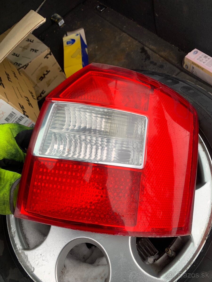 Zadne práve svetlo audi a4 b6 variant