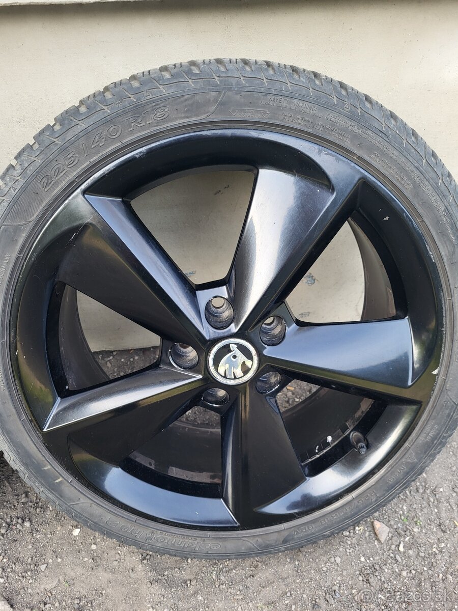 225/40 R18