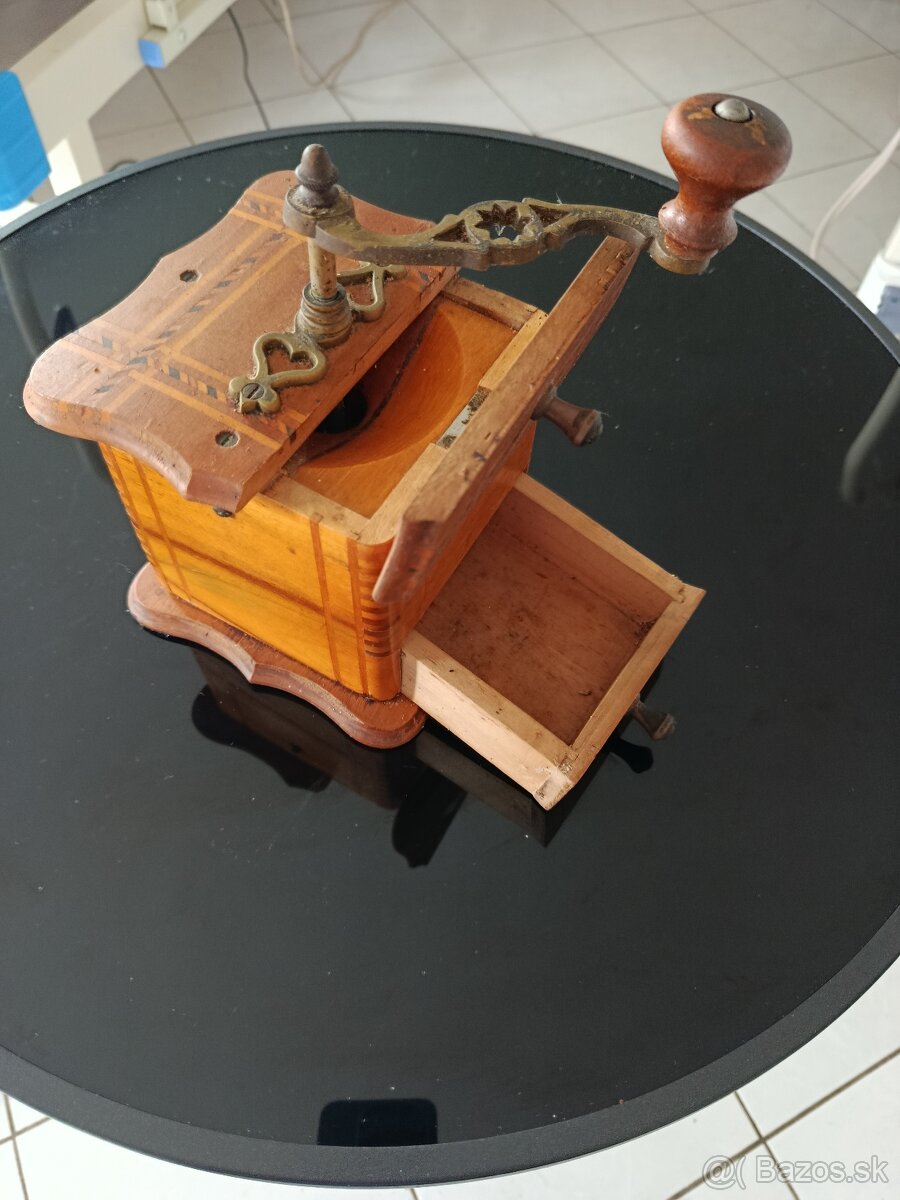 Starodávny mlynček na kavu
