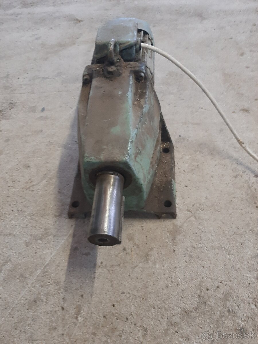 Predám motor s prevodovkou