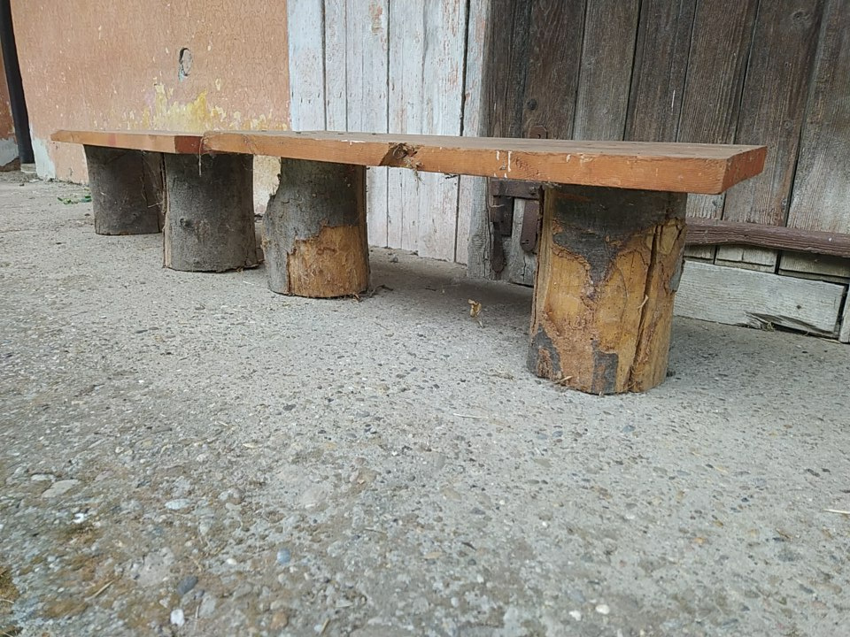 Predám tieto 2 KS drevených lavičiek, cena za obe je 10 €.