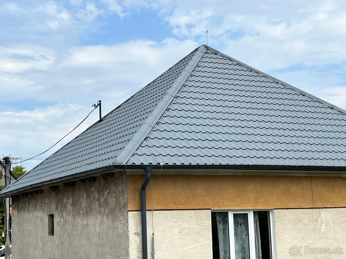 Strecha plech krytina stavebne rezivo drevo hranoly na odvoz