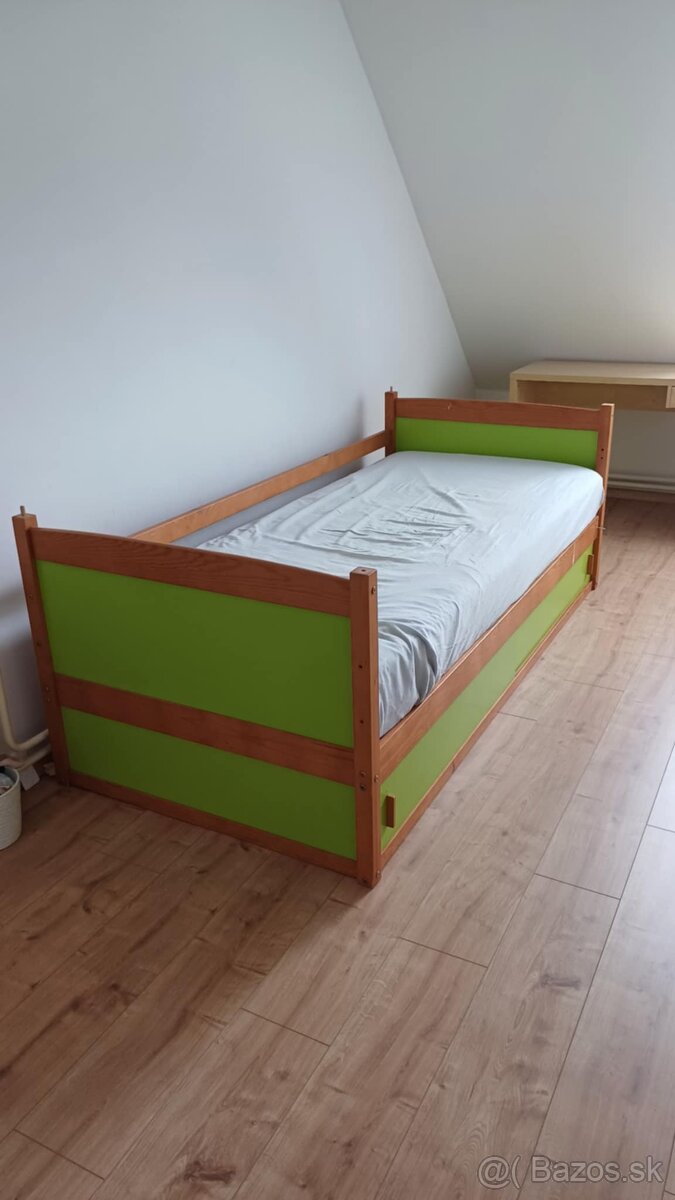 Drevená posteľ s roštom.