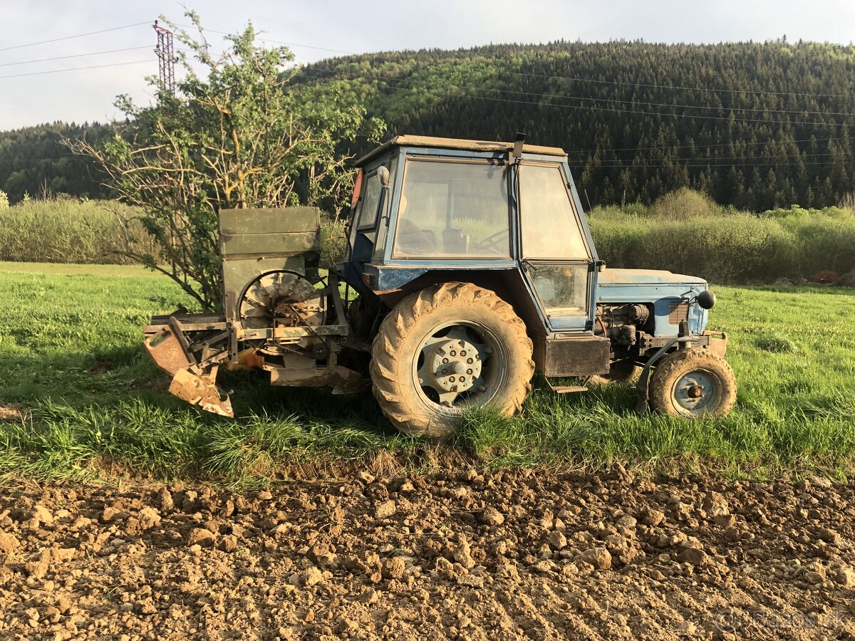 Predam traktor aj s inou technikov.