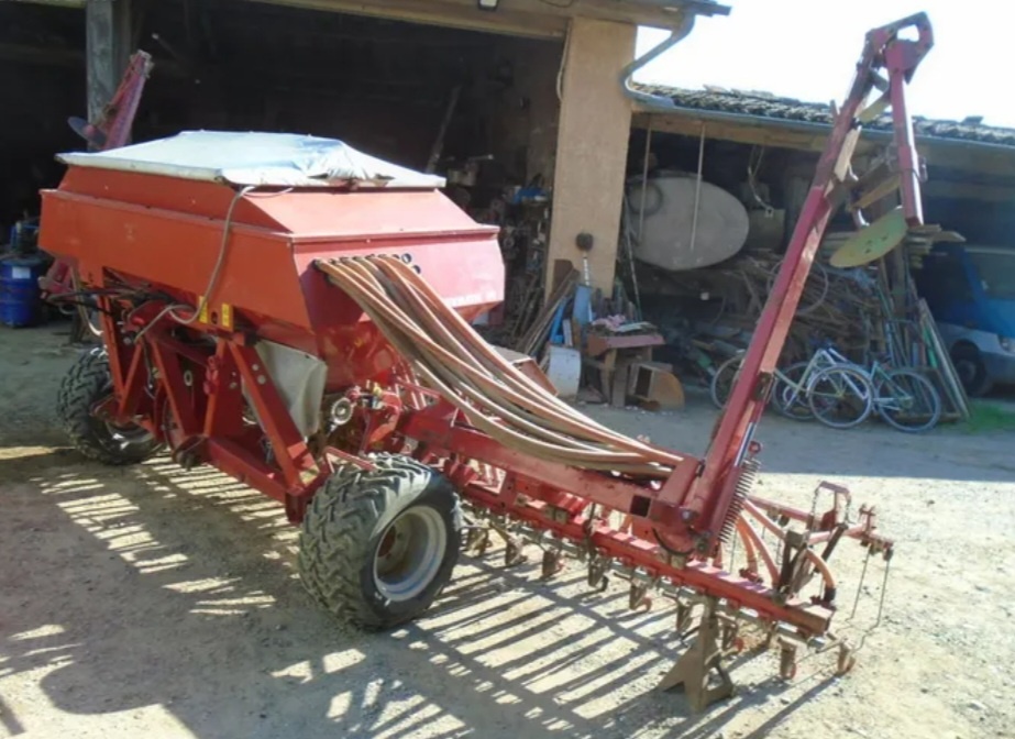 Predam sejačku 6m accor