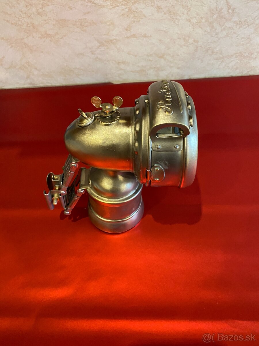 Karbidová lampa na historický bicykel.