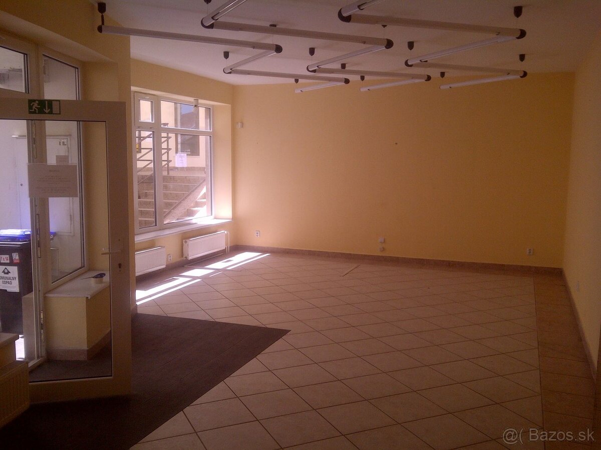 Na prenájom kancelária na pešej s výkladom za skvelú cenu Ni