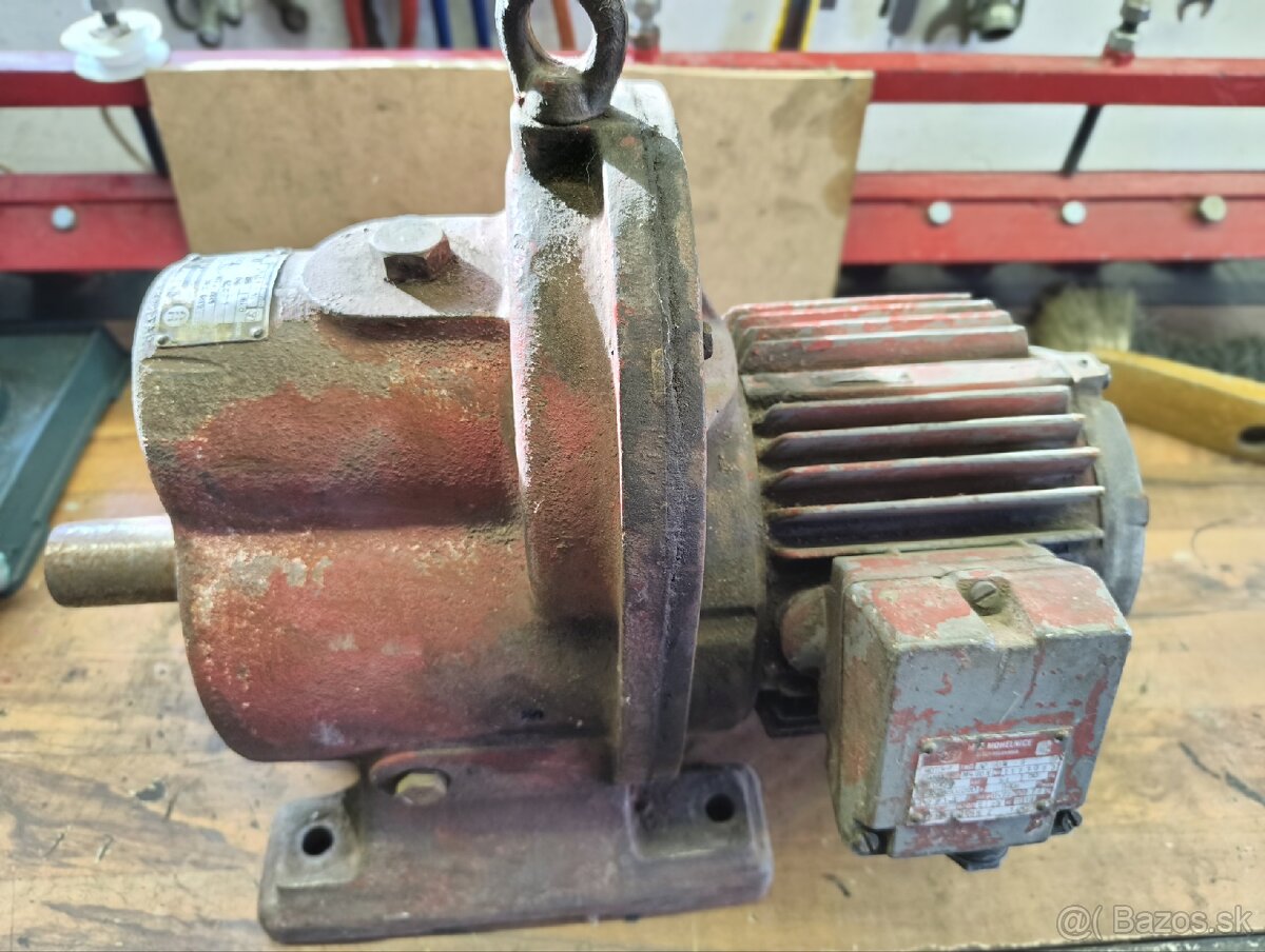 Elektromotor s prevodovkou