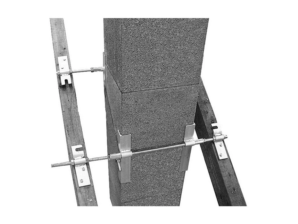 Kotvenie komína do krovu