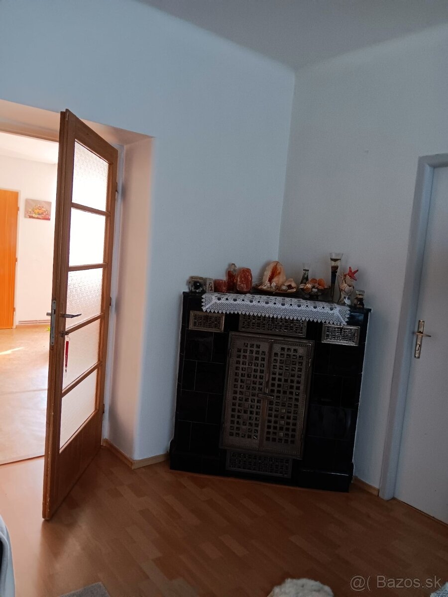 Predám 1/2 podiel domu v strede Trenčína
