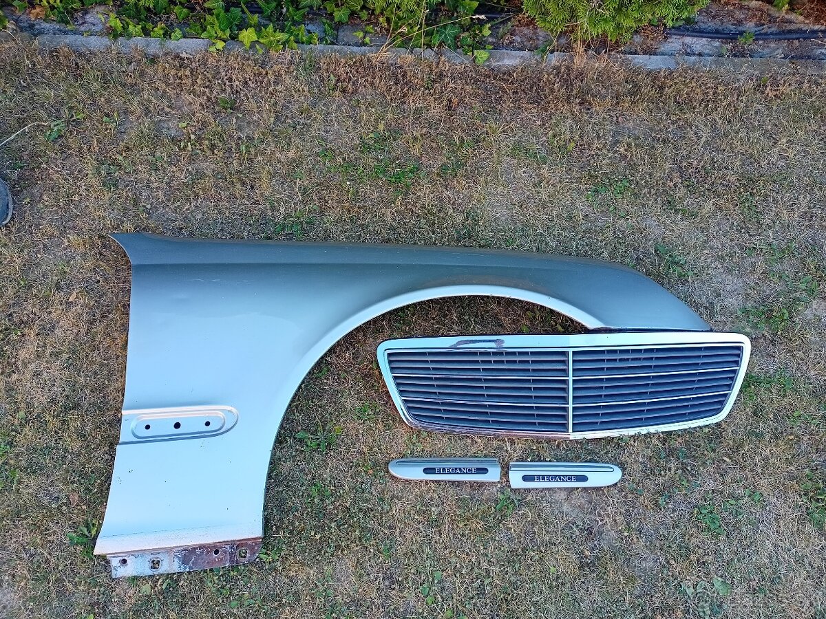 Mercedes W203 - Predám blatník, masku a lišty