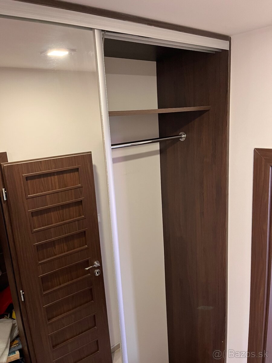 Vstavaná chodbová skriňa s vešiakmi na kabáty