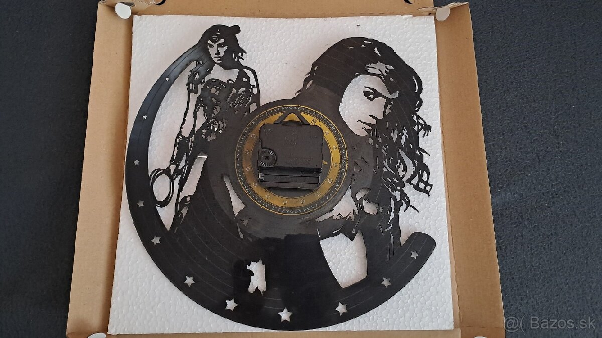 Nastenne hodiny z vinylu Wonder Woman