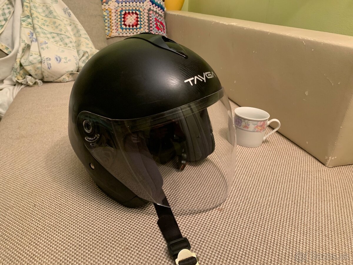 Predam kvalitnu prilbu TAYGA na motocykel-alebo kolobezku